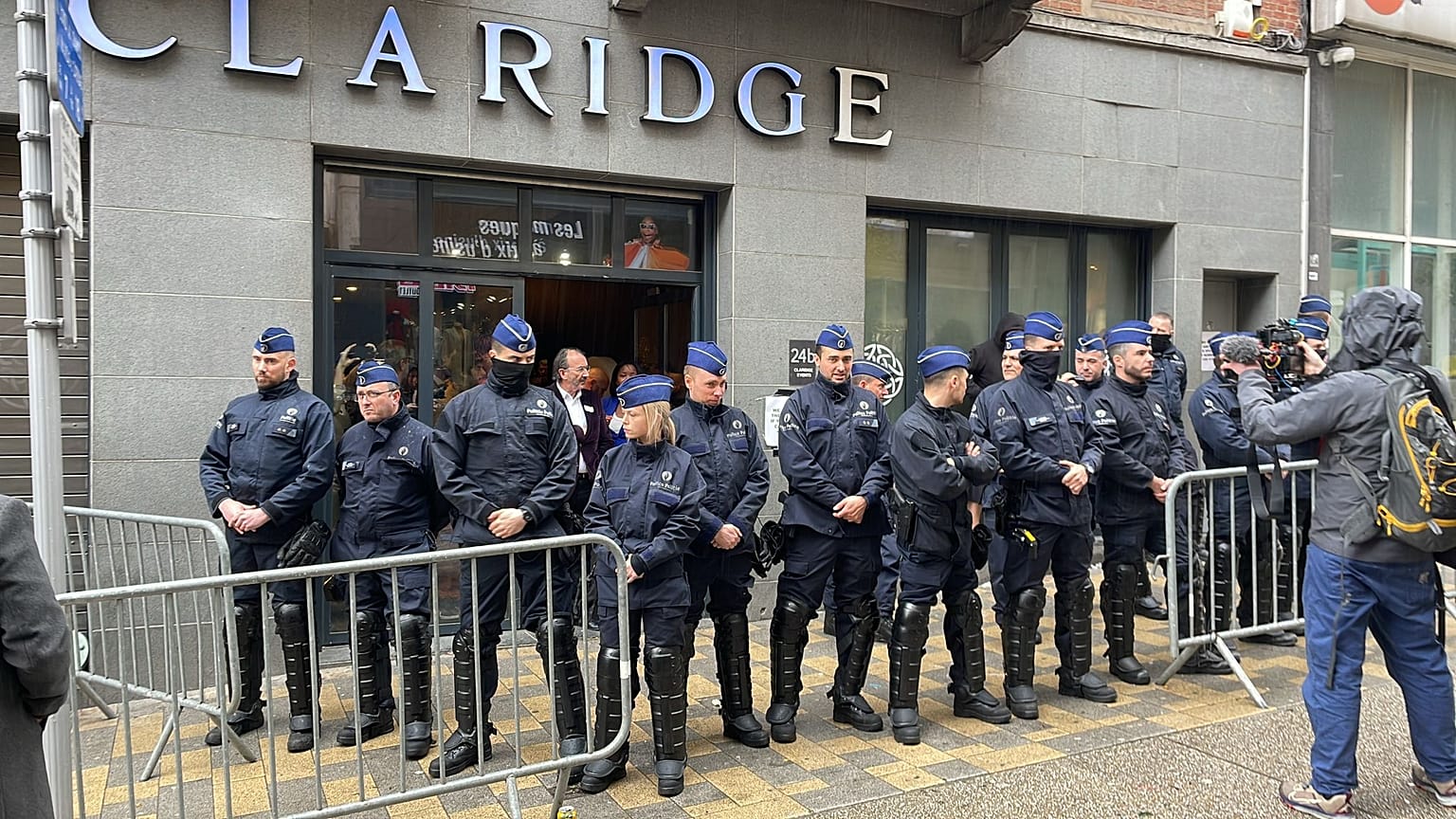 A metà giornata, la polizia ha circondato la sala convegni dove si teneva la conferenza, impedendo a chiunque di entrare