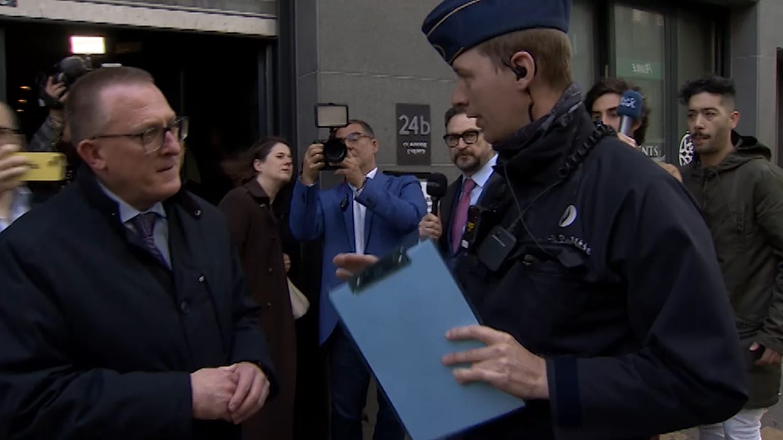 Momento en el que la Policía clausura el acto.