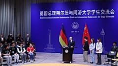 Imagen del canciller alemán Olaf Scholz en un diálogo con estudiantes en el campus Jiading de la Universidad de Tongji en Shanghái, China, el lunes 15 de abril de 2024.