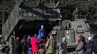 Le système français de fusées à lancements multiples LRU M270 est exposé à l'occasion du 20ème anniversaire de l'adhésion de l'Estonie à l'OTAN, en avril 2024.