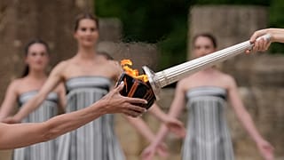 Paris Olimpiyatları için kutsal olimpiyat ateşi antik Olympia'da resmi törenle yakıldı
