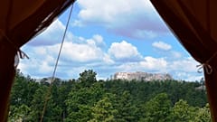 ARCHIVO: Vista del Monte Rushmore a solo unos kilómetros de las cabañas de tiendas de campaña Under Canvas Mount Rushmore, cerca de Keystone, Dakota del Sur (EE.UU,)