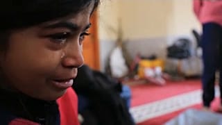 الطفلة الفلسطينية جودي اللطيف تبكي حرقةً على أبيها المفقود في غزة