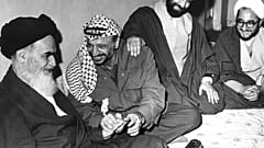 آیت‌الله خمینی در کنار یاسر عرفات در تهران. پسر آیت‌الله دستش را روی شانه عرفات گذاشته است. فوریه سال ۱۹۷۹ میلادی 