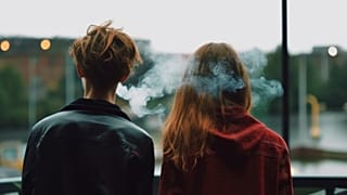 Los nacidos después de 2009 se convertirán en la primera 'generación sin humo' de Gran Bretaña gracias a la nueva prohibición del Gobierno británico.