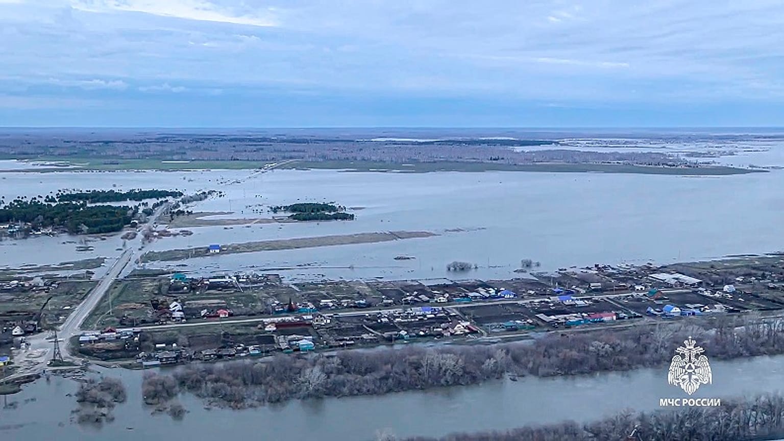 Voilà deux semaines que des inondations impressionnantes sévissent à la frontière de la Russie et du Kazakhstan. 