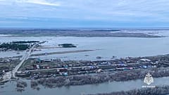 Eine Luftaufnahme des überschwemmten Gebiets am Fluss Tobol in der Region Kurgan zeigt den Ausmaß der Überflutung.