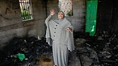 امرأة فلسطينية من داخل منزلها الذي أحرقه مستوطنون في الضفة الغربية