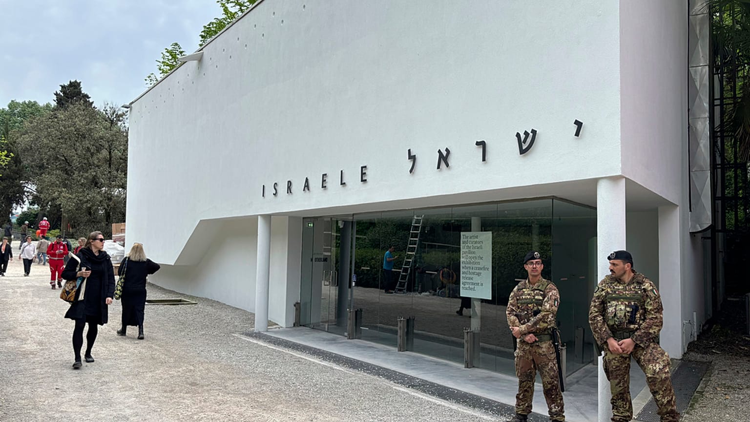 İtalyan askerleri Venedik'teki Bienal çağdaş sanat fuarında İsrail ulusal pavyonunda devriye geziyor,