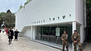 İtalyan askerleri Venedik'teki Bienal çağdaş sanat fuarında İsrail ulusal pavyonunda devriye geziyor,