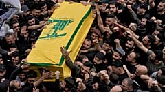 مقاتلو حزب الله يحملون نعش رفيقهم علي أحمد حسين