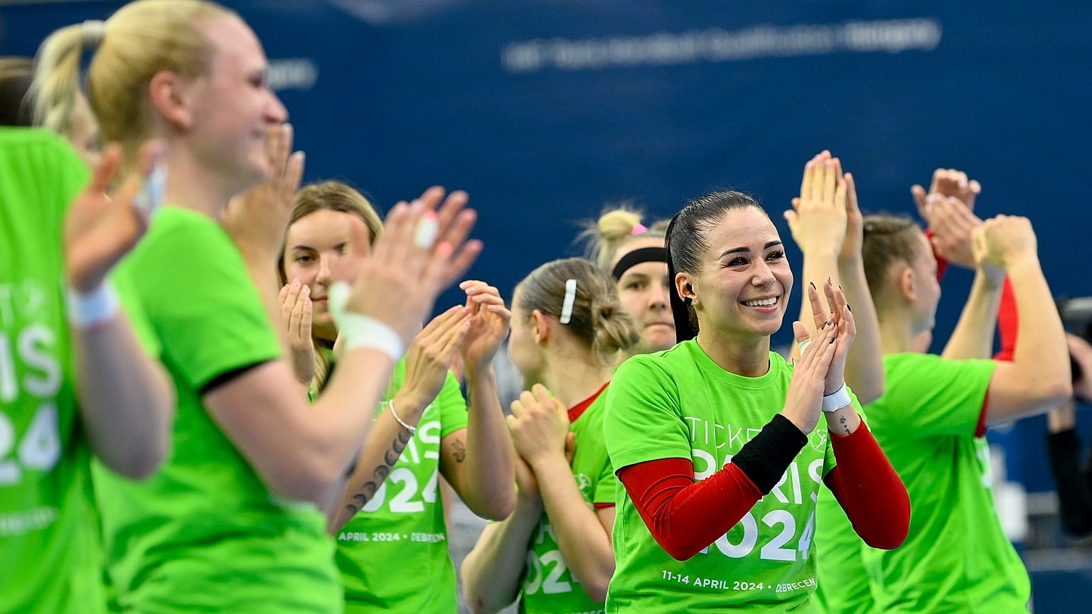 A magyar női kézilabda válogatott játékosai az olimpiára jutást ünneplik a debreceni Főnix Arénában 2024. április 14-én.