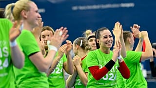 A magyar női kézilabda válogatott játékosai az olimpiára jutást ünneplik a debreceni Főnix Arénában 2024. április 14-én.
