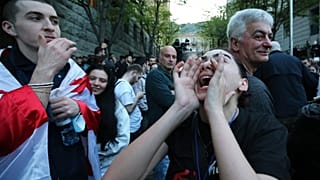 Un manifestante grita frente al edificio del Parlamento en Tiflis, Georgia, el martes 16 de abril de 2024.