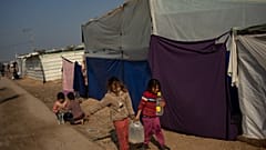 أطفال فلسطينيون يحملون المياه في مخيم المواصي، غزة