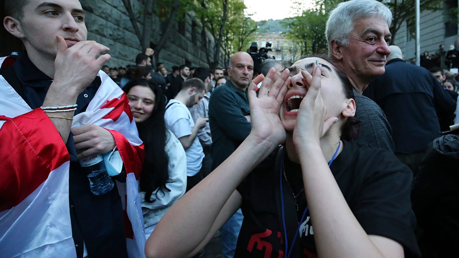 Ragazza protesta in Georgia contro la "legge russa"