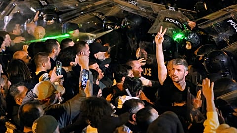 La police bloque les manifestants rassemblés devant le bâtiment du Parlement à Tbilissi, en Géorgie, le mardi 16 avril 2024, pour protester contre "la loi russe".
