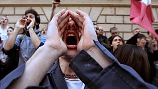 Bei einer Demonstration gegen das sogenannte "russische Agentengesetz" haben Menschen einen Journalilsten angegriffen. 