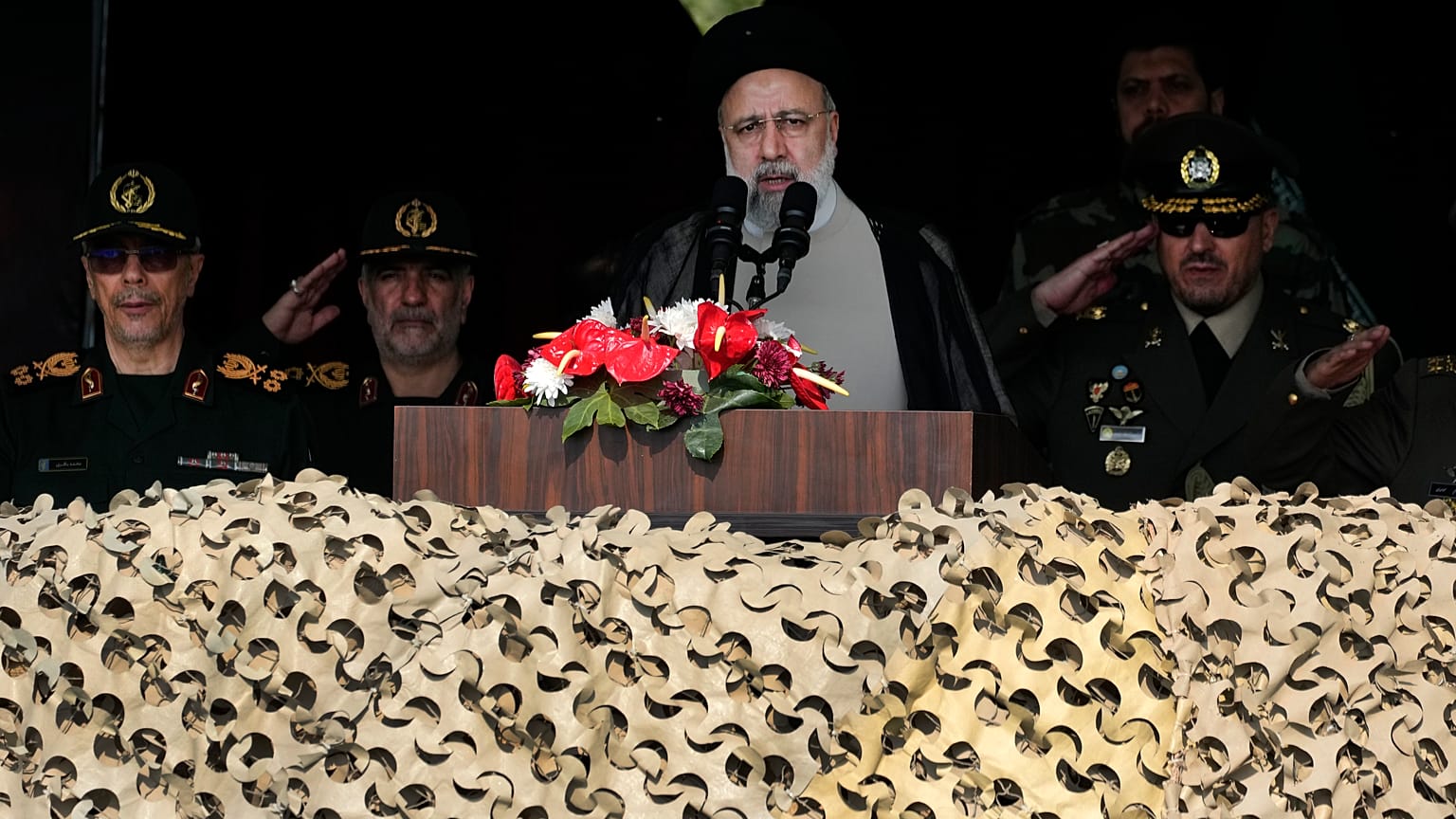 الرئيس الإيراني إبراهيم رئيسي في قاعدة عسكرية شمال طهران، إيران