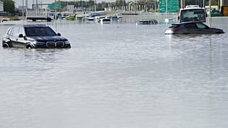 In Dubai ließen Menschen in Autos ihre überschwemmten Fahrzeuge zurück und gingen zu Fuß weiter.