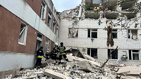 Des missiles russes s'abattent sur une ville ukrainienne et tuent 17 personnes alors que la guerre approche d'une phase critique
