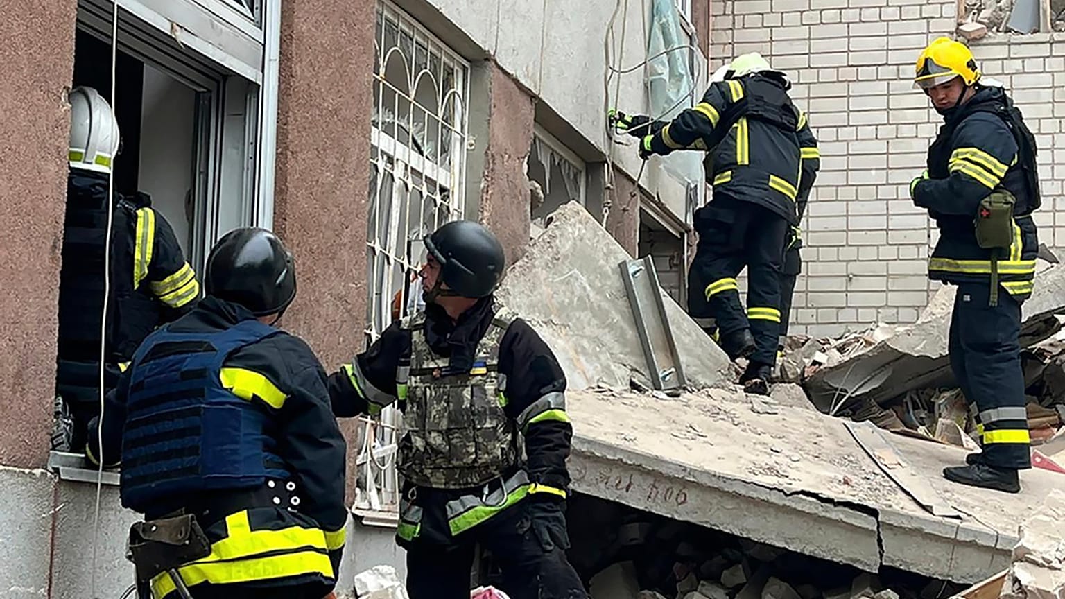 Bei einem russischen Luftangriff auf die ukrainische Stadt Tschernihiw sind mindestens 13 Menschen getötet und mindestens 61 weitere verletzt worden.