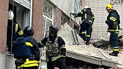 Bei einem russischen Luftangriff auf die ukrainische Stadt Tschernihiw sind mindestens 13 Menschen getötet und mindestens 61 weitere verletzt worden.