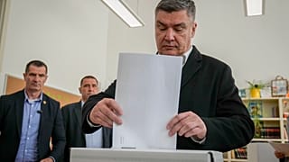 Президент Хорватии Зоран Миланович голосует на парламентских выборах в Загребе, 17 апреля 2024.