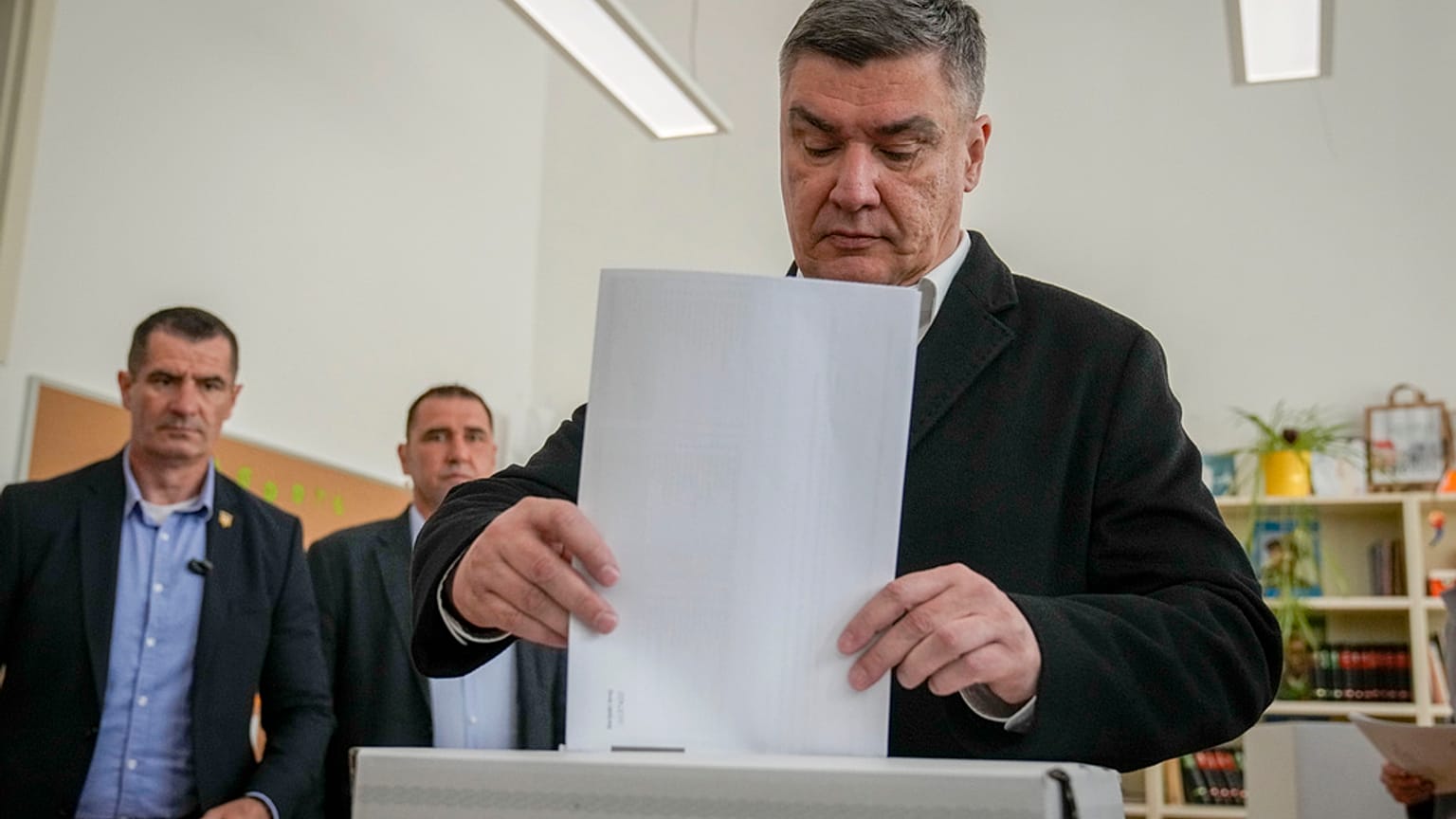 Kroatiens Präsident Zoran Milanović hat seine Stimme in einem Wahllokal in der Hauptstadt Zagreb abgegeben.