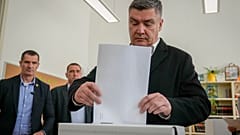 Kroatiens Präsident Zoran Milanović hat seine Stimme in einem Wahllokal in der Hauptstadt Zagreb abgegeben. 
