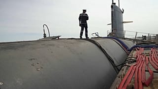 Ein Besatzungsmitglied geht an der Spitze eines französischen U-Boots der Rubis-Klasse entlang