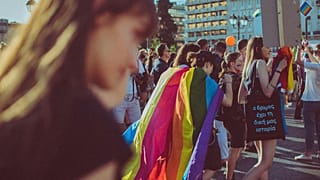 Orgullo en Atenas: Banderas LGBTQ+ ondean en la plaza Syntagma de la capital griega