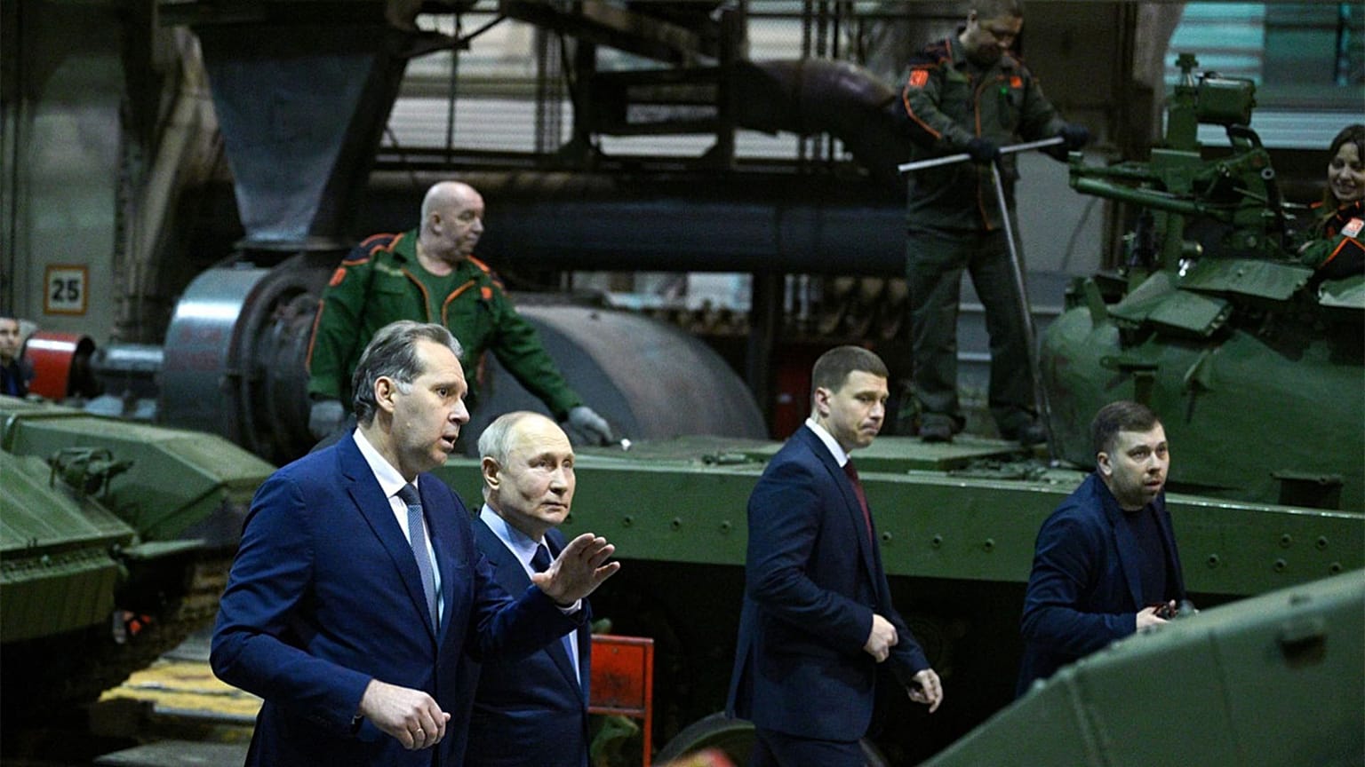 Vlagyimir Putyin orosz elnök az uralvagonzavodi üzemben