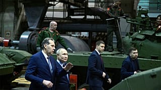 Vlagyimir Putyin orosz elnök az uralvagonzavodi üzemben