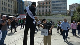 Εικόνα από τη συγκέντρωση διαμαρτυρίας της ΓΣΕΕ με αίτημα την επαναφορά των συλλογικών συμβάσεων εργασίας, Τετάρτη 17 Απριλίου 2024