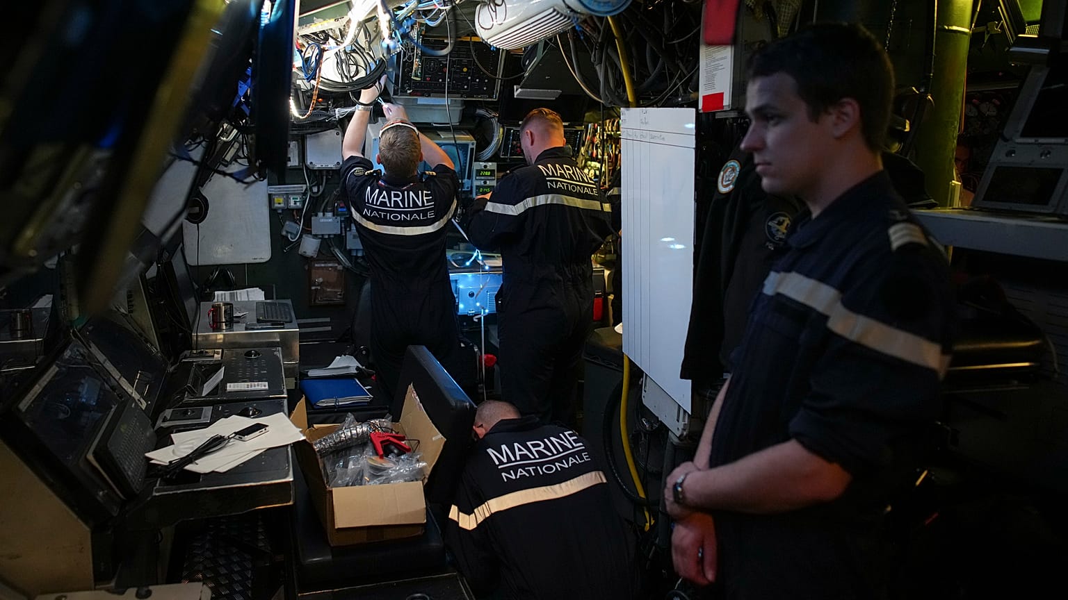 Marineros preparan un submarino francés de la clase Rubis en la base naval de Tolón, en el sur de Francia, el lunes 15 de abril de 2024. 