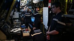 Marineros preparan un submarino francés de la clase Rubis en la base naval de Tolón, en el sur de Francia, el lunes 15 de abril de 2024. 