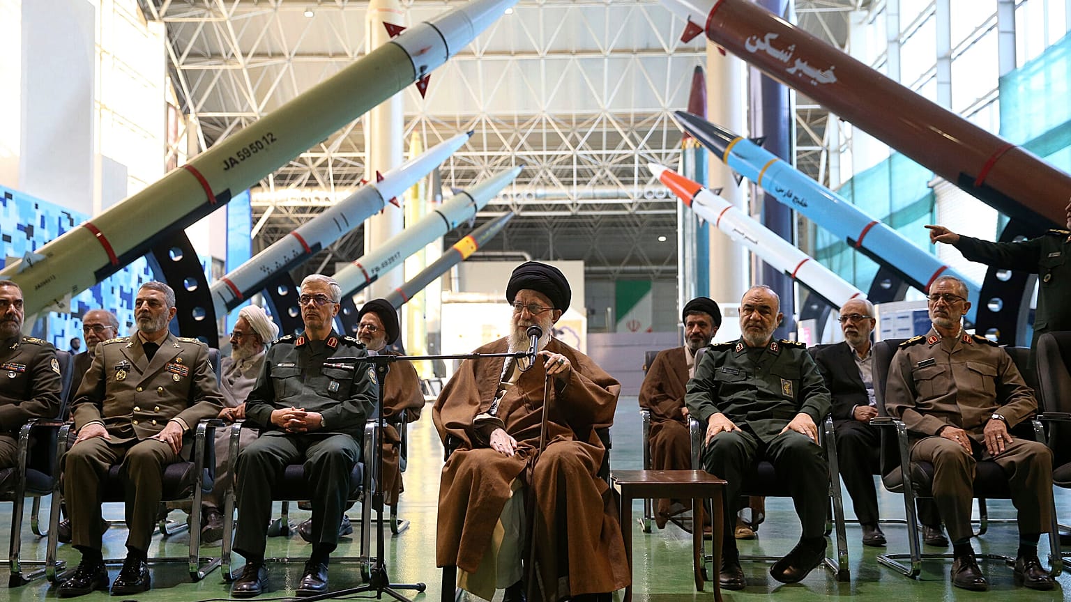 علی خامنه‌ای، رهبر جمهوری اسلامی ایران در جمع فرماندهان سپاه پاسداران و ارتش