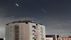 منظومة الدفاع الجوي الإسرائيلية "القبة الحديدية" تنطلق لاعتراض صواريخ أطلقت من إيران، وسط إسرائيل، الأحد، 14 أبريل/نيسان 2024.