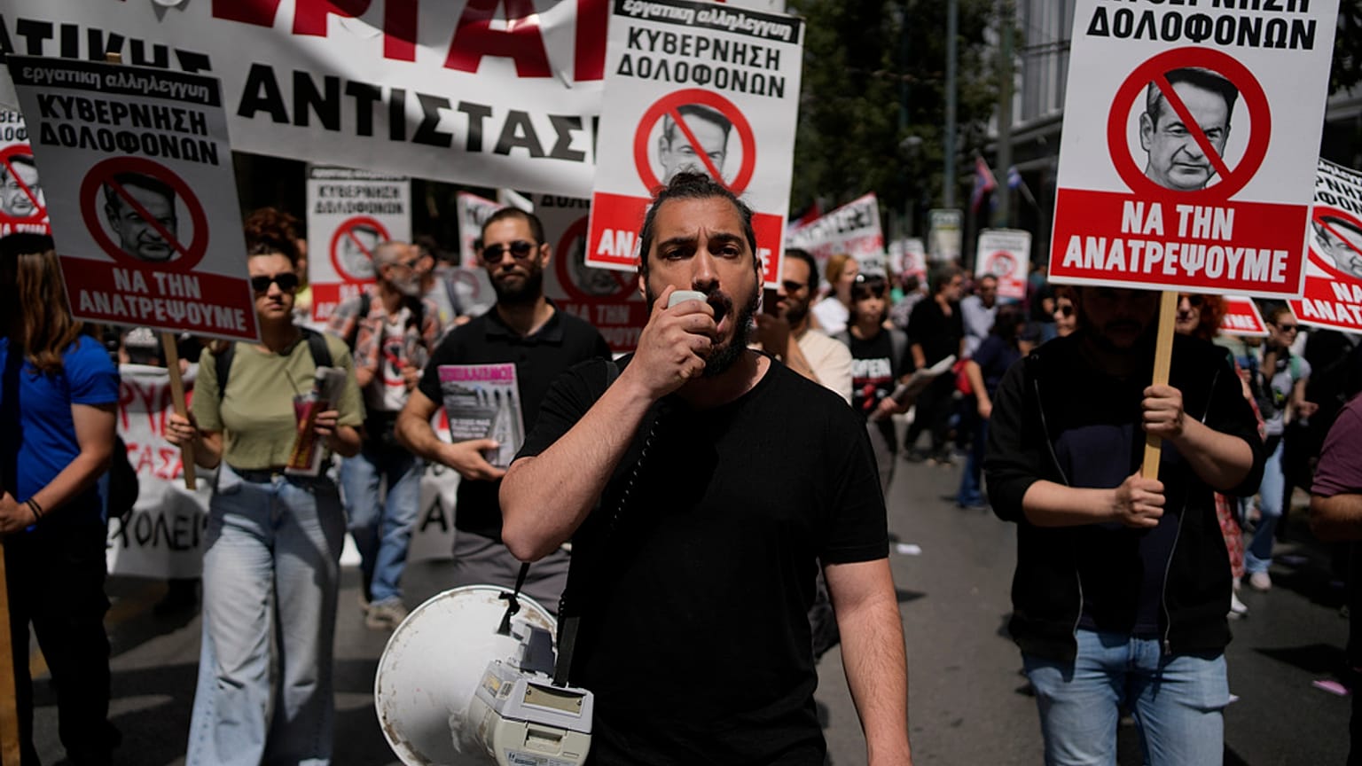 La Confédération générale des travailleurs grecs demande le rétablissement des conventions collectives en Grèce.