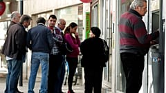 ATM önünde kuyruk