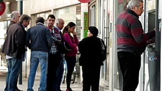 ATM önünde kuyruk
