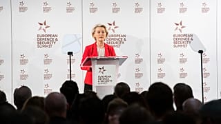Ursula von der Leyen doveva tenere un discorso al Vertice europeo sulla difesa e la sicurezza quando un uomo si è alzato per denunciare la sua politica su Israele.