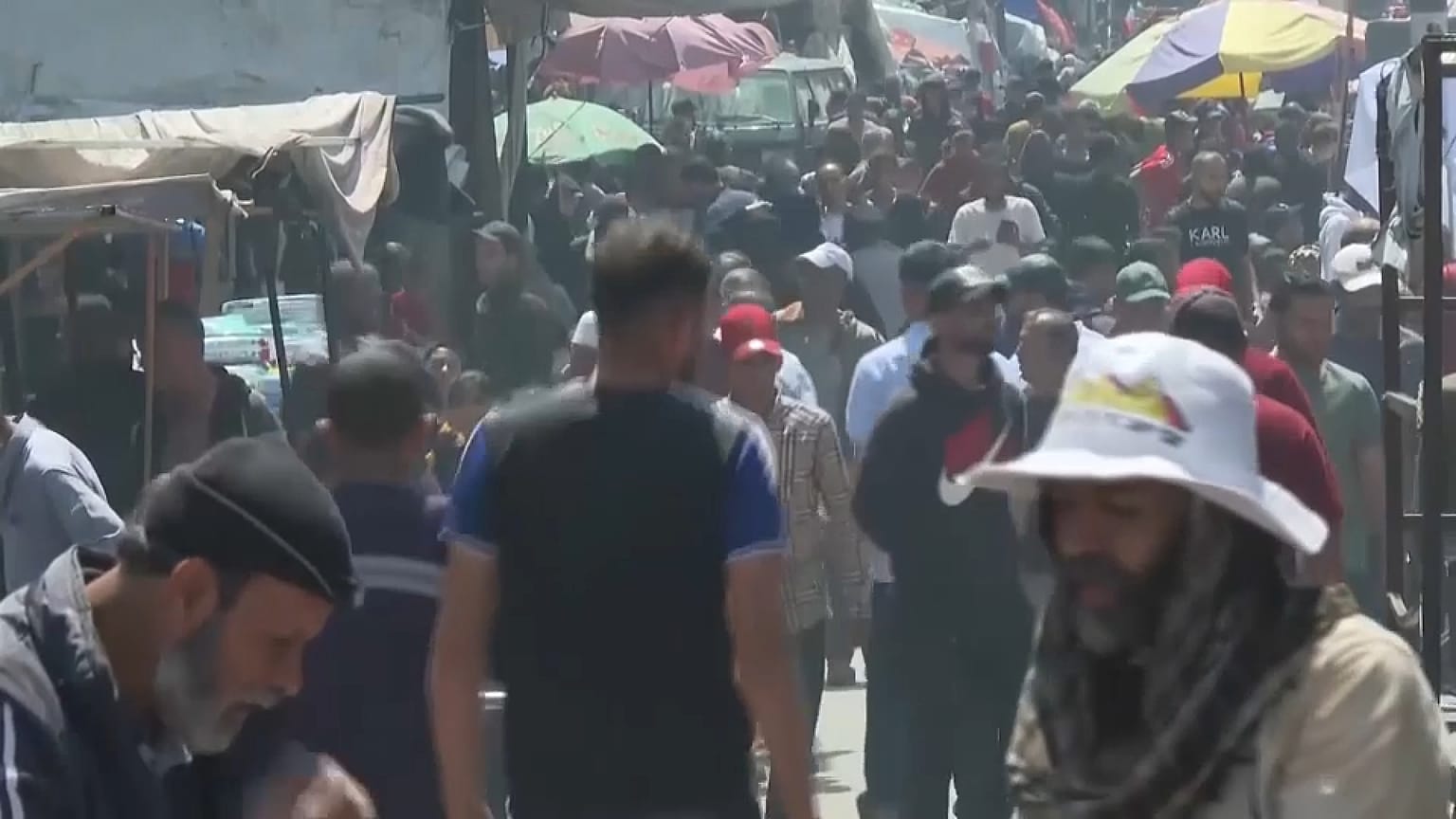 حالة ازدحام شديد في شوارع رفح - جنوب قطاع غزة. 2024/04/17