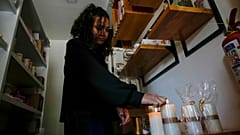 Una mujer enciende velas en su tienda después de un corte de energía programado ordenado por el Ministerio de Energía, en Quito, Ecuador, el martes 16 de abril de 2024.