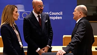 EU-Ratspräsident Charles Michel, EU-Parlamentspräsidentin Roberta Metsola, Bundeskanzler Olaf Scholz (r.)