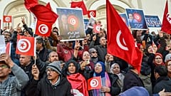 Arşiv: Tunus'ta Cumhurbaşkanı Kays Said'in politikalarına karşı düzenlenen protestoya katılanlar, 5 Mart 2023, Tunus. 
