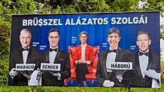 Plakát az út mentén, Pest megyében - 2024. április 21-én
