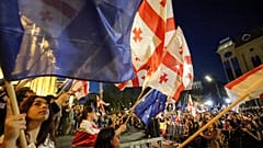 Gürcistan Meclisi önünde toplanan ve ellerinde Gürcü ve AB bayrakları bulunan kalabalıklar, hükümetin, yabancı etki ajanlığı yasa tasarısını protesto ediyor