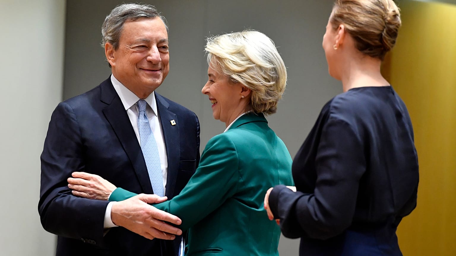 La presidente della Commissione europea Ursula von der Leyen, parla con l'allora premier italiano Mario Draghi a Bruxelles (21 ottobre 2022)